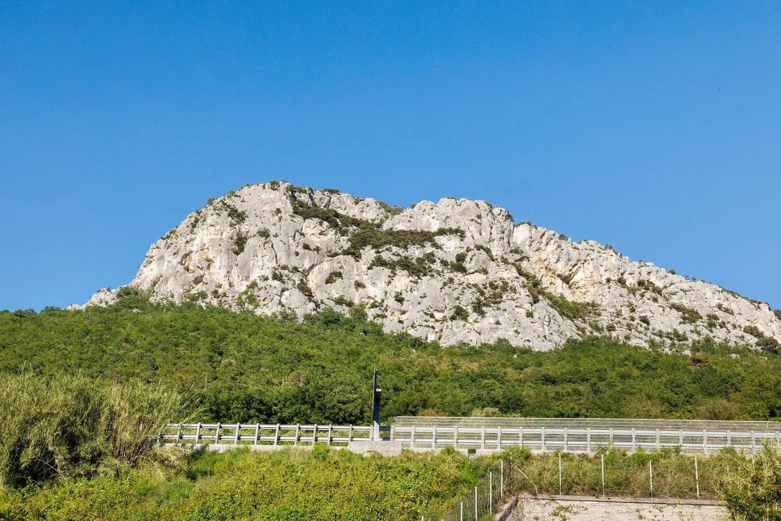 Le colline e le pareti rocciose del Finalese, dalla galleria di Villa Piuma