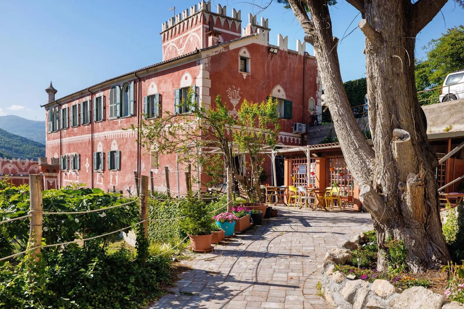 La facciata corallo di Villa Piuma e la terrazza in pietra